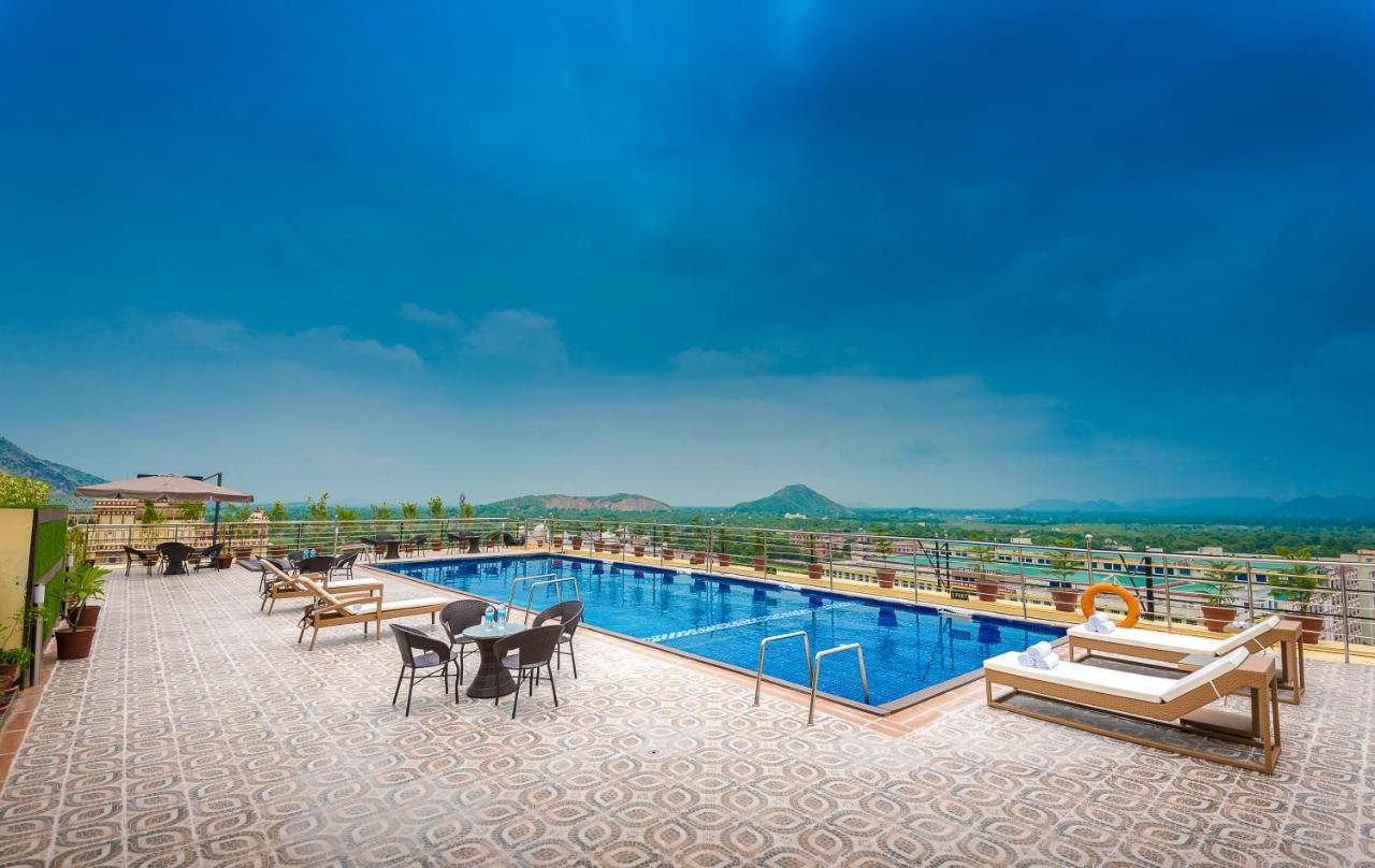 Clarion Inn Jaipur Kukas Exterior foto